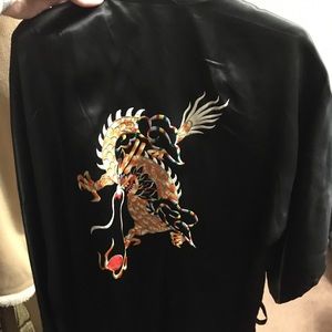 Silk robe w/dragon design